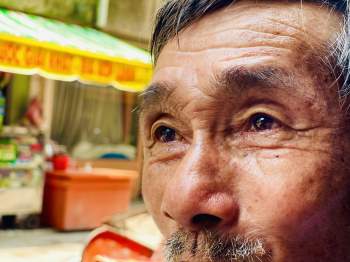 Bố già 72 tuổi 23 năm đạp xích lô khắp Sài Gòn nuôi con gái tâm thần - ảnh 5