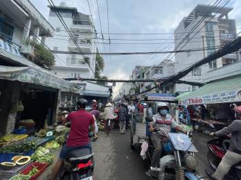 TP.HCM phong tỏa chợ 200 Xóm Chiếu vì ca nghi nhiễm Covid-19: Thực khách, người bán xôn xao - ảnh 3