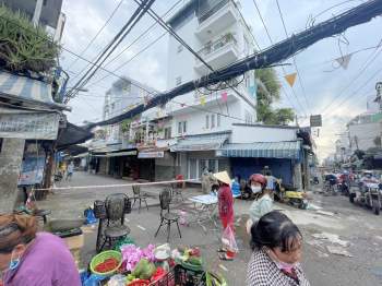 TP.HCM phong tỏa chợ 200 Xóm Chiếu vì ca nghi nhiễm Covid-19: Thực khách, người bán xôn xao - ảnh 2