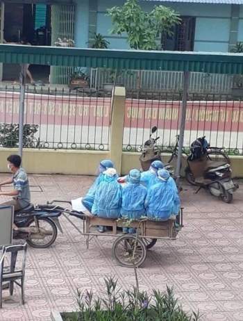 Tiết lộ xúc động về tấm ảnh nhân viên y tế đi xe ba gác ở Hà Nội