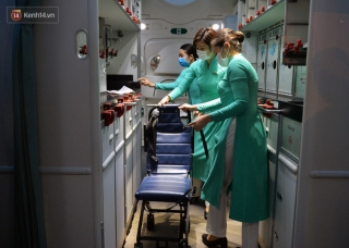 Clip, ảnh: Cận cảnh quá trình di chuyển bệnh nhân 91 trên chuyến bay từ Tân Sơn Nhất đến Nội Bài - Ảnh 9.