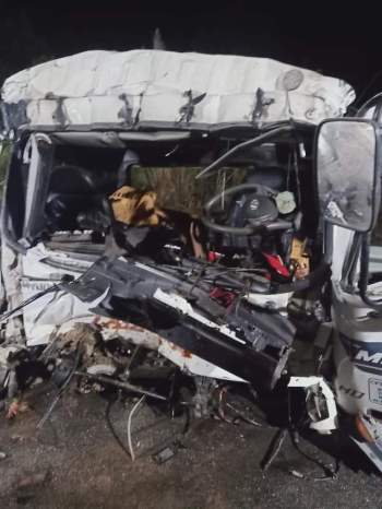 Ô tô tải tông trúng xe đầu kéo trên cao tốc Nội Bài - Lào Cai khiến 2 người Tu vong - Ảnh 2.