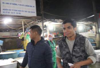Thờ ơ phòng chống dịch tại các chợ đầu mối đông đúc của TP Hà Nội - Ảnh 8.