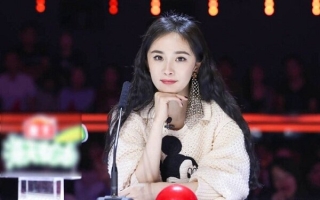 Dương Mịch với vai trò ban giám khảo của một chương trình, cô từng gây chú ý với đôi bông tai tòng teng lấp lánh thế này trên sóng truyền hình