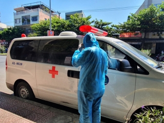 2 ca nhiễm Covid-19 ở Đà Nẵng được chuyển ra Bệnh viện Trung ương Huế điều trị - Ảnh 1.