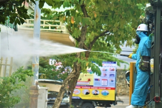 Cận cảnh Binh chủng hóa học phun khử khuẩn từng gốc cây, ngọn cỏ trên đường phố Đà Nẵng - Ảnh 15.