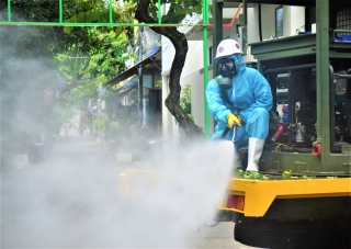 Cận cảnh Binh chủng hóa học phun khử khuẩn từng gốc cây, ngọn cỏ trên đường phố Đà Nẵng - Ảnh 8.
