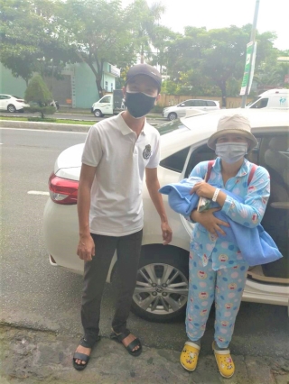 Ấm lòng đội xe chuyên chở bà bầu đi sinh miễn phí giữa tâm dịch Covid-19 ở Đà Nẵng - Ảnh 2.