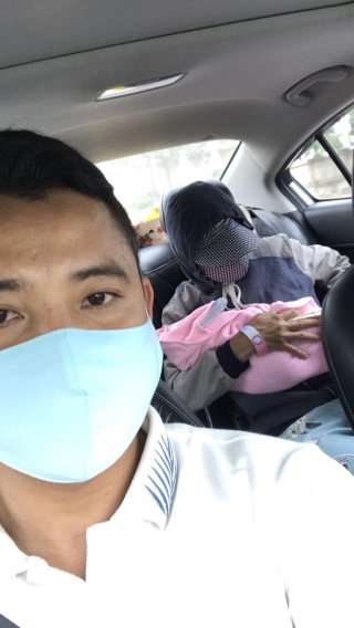 Ấm lòng đội xe chuyên chở bà bầu đi sinh miễn phí giữa tâm dịch Covid-19 ở Đà Nẵng - Ảnh 3.