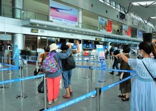 Giám đốc Sở Du lịch đến sân bay tiễn hàng trăm du khách bị mắc kẹt do dịch Covid-19 rời Đà Nẵng - Ảnh 14.