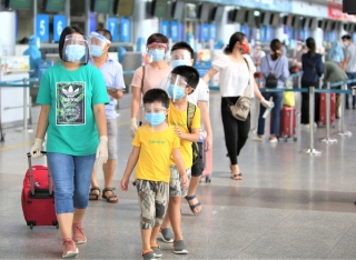 Giám đốc Sở Du lịch đến sân bay tiễn hàng trăm du khách bị mắc kẹt do dịch Covid-19 rời Đà Nẵng - Ảnh 5.