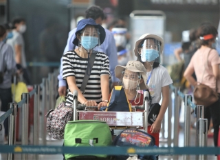 Giám đốc Sở Du lịch đến sân bay tiễn hàng trăm du khách bị mắc kẹt do dịch Covid-19 rời Đà Nẵng - Ảnh 13.