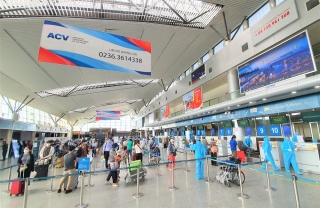 Giám đốc Sở Du lịch đến sân bay tiễn hàng trăm du khách bị mắc kẹt do dịch Covid-19 rời Đà Nẵng - Ảnh 7.