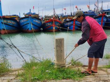 'Chạy' bão số 13, ngư dân Đà Nẵng kéo thuyền lên bờ trước giờ 'giới nghiêm' - ảnh 2