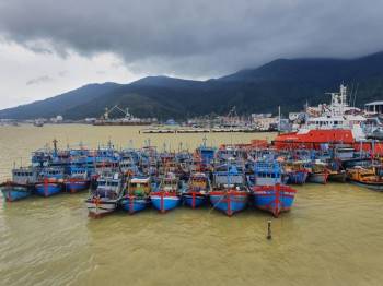 'Chạy' bão số 13, ngư dân Đà Nẵng kéo thuyền lên bờ trước giờ 'giới nghiêm' - ảnh 1