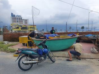 'Chạy' bão số 13, ngư dân Đà Nẵng kéo thuyền lên bờ trước giờ 'giới nghiêm' - ảnh 6
