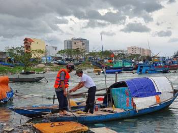 'Chạy' bão số 13, ngư dân Đà Nẵng kéo thuyền lên bờ trước giờ 'giới nghiêm' - ảnh 3