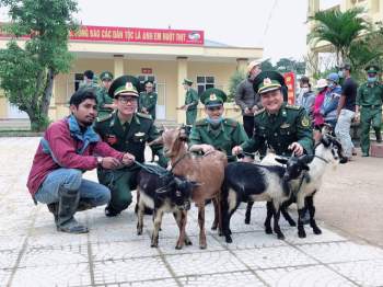 Tặng con giống, vật nuôi giúp người dân miền núi Quảng Trị tái thiết cuộc sống sau mưa lũ - Ảnh 3.