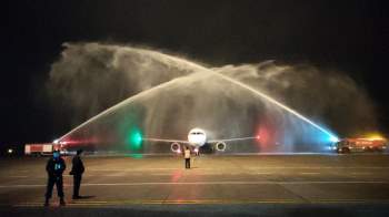 Tàu bay của Vietravel Airlines lần đầu tiên hạ cánh tại sân bay Phú Bài - Ảnh 1.