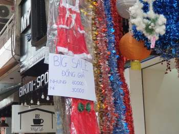 Người dân Đà Nẵng tiết kiệm sau dịch Covid-19, các shop Giáng sinh... chờ khách - ảnh 2