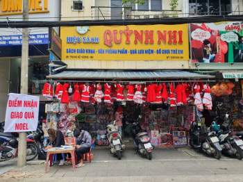 Người dân Đà Nẵng tiết kiệm sau dịch Covid-19, các shop Giáng sinh... chờ khách - ảnh 3