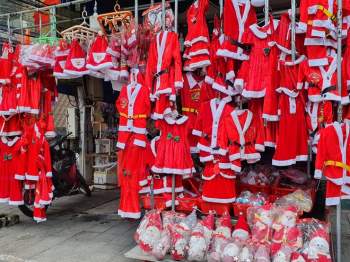 Người dân Đà Nẵng tiết kiệm sau dịch Covid-19, các shop Giáng sinh... chờ khách - ảnh 5