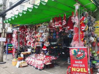 Người dân Đà Nẵng tiết kiệm sau dịch Covid-19, các shop Giáng sinh... chờ khách - ảnh 1