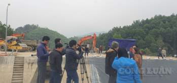 Các phóng viên, nhà báo đóng trên địa bàn tỉnh Thanh Hóa đưa tin trực tiếp tại hiện trường