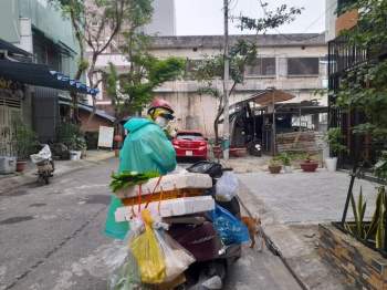 Trời không mưa, người người vẫn mặc áo mưa chống chọi cái lạnh miền Trung - ảnh 4