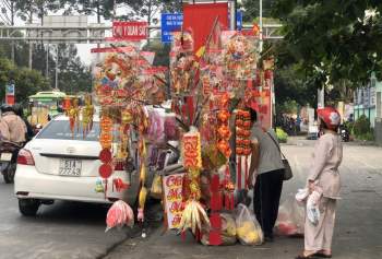 Người bán lịch, bao lì xì, hoa Tết ở Sài Gòn ngồi không vì... ế - ảnh 5