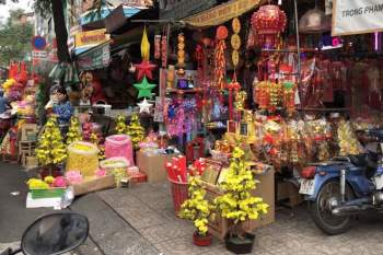 Người bán lịch, bao lì xì, hoa Tết ở Sài Gòn ngồi không vì... ế - ảnh 4