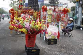 Người bán lịch, bao lì xì, hoa Tết ở Sài Gòn ngồi không vì... ế - ảnh 1