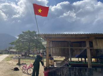 Tặng cờ Tổ quốc và quà Tết cho nhân dân biên giới Quảng Trị - Ảnh 4.