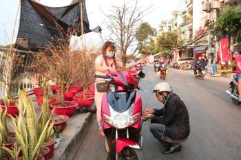Chợ hoa xuân ở Bến Bình Đông: Kẻ bán người mua mong Tết đủ đầy - ảnh 9