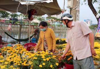 Chợ hoa xuân ở Bến Bình Đông: Kẻ bán người mua mong Tết đủ đầy - ảnh 11
