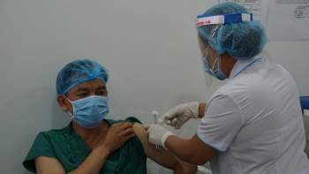 9 người bị phản ứng sau khi tiêm vắc xin COVID-19 ở Gia Lai - Ảnh 1.