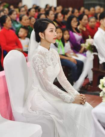 Bóc áo dài cưới của vợ Phan Mạnh Quỳnh: Đính tới 8000 viên đá swarovski đắt tiền, đai corset làm nổi vòng 2 siêu thực của cô dâu - Ảnh 1.