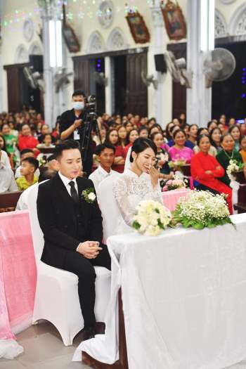 Bóc áo dài cưới của vợ Phan Mạnh Quỳnh: Đính tới 8000 viên đá swarovski đắt tiền, đai corset làm nổi vòng 2 siêu thực của cô dâu - Ảnh 5.
