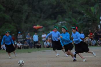 Quảng Ninh: Ấn tượng hình ảnh các cô gái dân tộc mặc váy đá bóng - Ảnh 3.