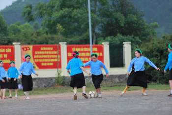 Quảng Ninh: Ấn tượng hình ảnh các cô gái dân tộc mặc váy đá bóng - Ảnh 4.
