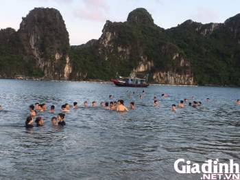 Quảng Ninh: Giữa dịch COVID-19, nhiều người dân vẫn đổ xô ra bãi tắm - Ảnh 10.