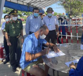 Thủ tướng Chính phủ vinh danh 3 cá nhân có thành tích chống dịch COVID-19 ở Quảng Nam - Ảnh 1.