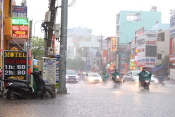 Sài Gòn trời mưa từ sáng đến chiều: Người lội nước, người buồn rầu vì ế - ảnh 3