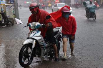 Sài Gòn trời mưa từ sáng đến chiều: Người lội nước, người buồn rầu vì ế - ảnh 4