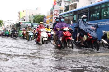 Sài Gòn trời mưa từ sáng đến chiều: Người lội nước, người buồn rầu vì ế - ảnh 1