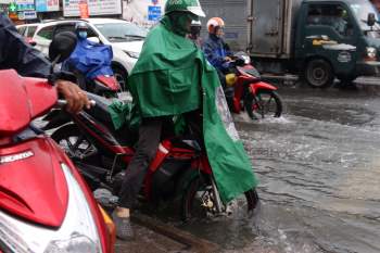 Sài Gòn trời mưa từ sáng đến chiều: Người lội nước, người buồn rầu vì ế - ảnh 2