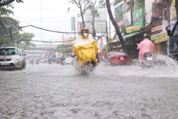Sài Gòn trời mưa từ sáng đến chiều: Người lội nước, người buồn rầu vì ế - ảnh 20
