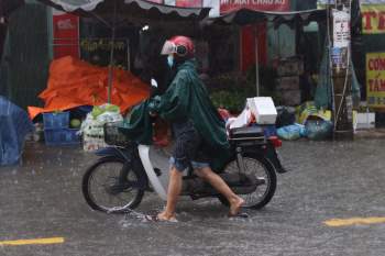 Sài Gòn trời mưa từ sáng đến chiều: Người lội nước, người buồn rầu vì ế - ảnh 15