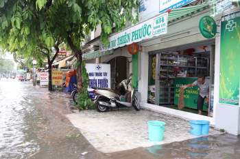 Sài Gòn trời mưa từ sáng đến chiều: Người lội nước, người buồn rầu vì ế - ảnh 17