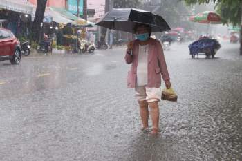 Sài Gòn trời mưa từ sáng đến chiều: Người lội nước, người buồn rầu vì ế - ảnh 13